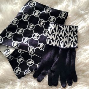 MICHAEL MICHAEL KORS SCARF AND GLOVE SET